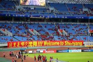 Siu！大批中国球迷在机场等C罗！有球迷当众直接做siu庆祝！